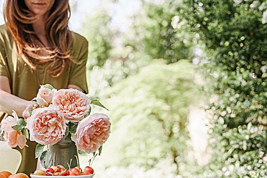 女人,站立,桌子,花园,花瓶,粉色,玫瑰,碗,樱桃