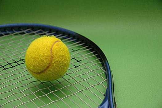 网球,球拍,绿色背景