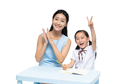 年輕女老師輔導學生學習