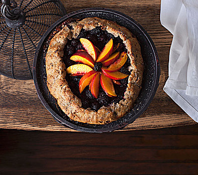 黑莓,桃,法式甜饼,木桌子