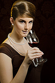 女青年,戴着,珍珠项链,珍珠耳环,喝,红酒,葡萄酒杯