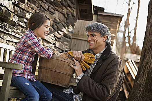 一个,男人,孩子,有机农场,女孩,坐,栅栏,木质,桶,拿着,工作手套