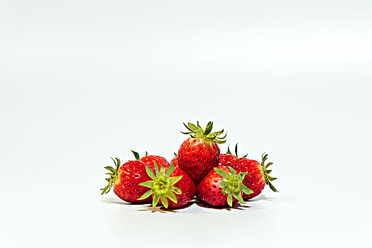 两颗草莓一堆草莓