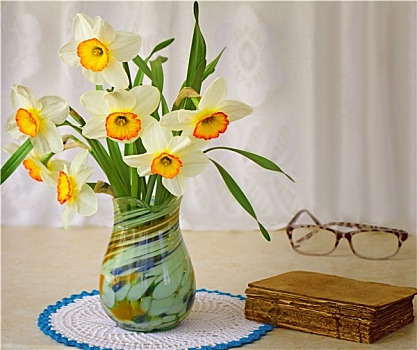 花,水仙花,花瓶,桌子