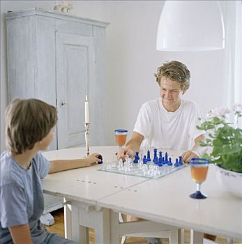 两个男孩,玩,下棋
