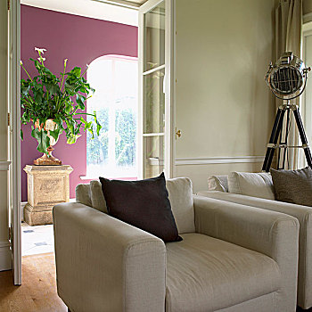 两个,扶手椅,室内,花,石头,基座,紫色,墙壁,背景
