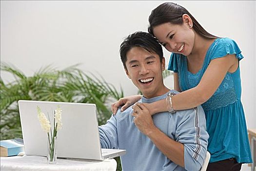 女青年,靠着,肩部,男人,用电脑