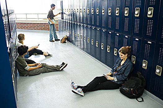 高中生,坐在地板上,储物柜,手机