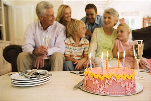 三代同堂,坐,沙发,在家,生日蛋糕,茶几,前景
