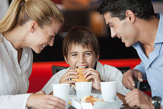 男孩,吃,汉堡包,父母,快餐厅