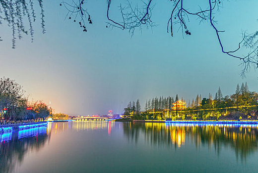 夜色下的荆州古城跟美丽