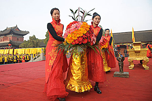 太昊陵祭祀活动中敬献花篮