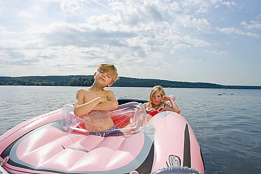 两个孩子,充气筏,湖