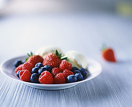树莓,草莓,蓝莓,冰淇淋,碗