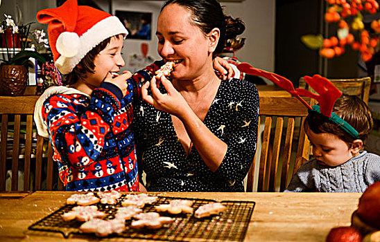 母亲,两个,儿子,桌子,吃,圣诞饼干