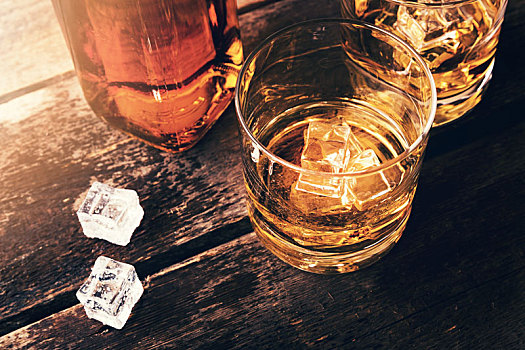 威士忌,瓶子,玻璃杯,冰块,老,木桌子