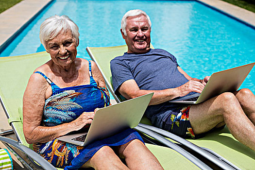 头像,老年,夫妻,使用笔记本,休闲椅,池边