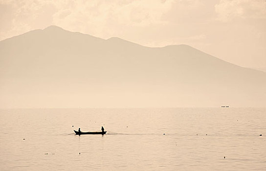 两个人,小,渔船,湖,网,山,背景