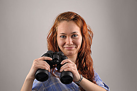 女青年,红发,拿着,双筒望远镜,手