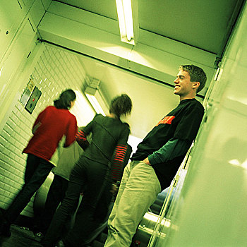男青年,站立,地铁,走廊,侧面视角,人,走,后视图,背景