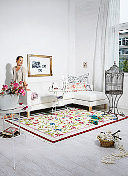 坐,女人,客厅,花,图案,地毯,沙发