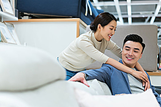 年輕夫妻選購家居用品