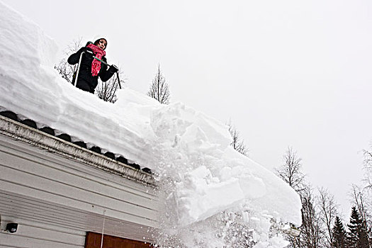 女孩,铲,雪,屋顶