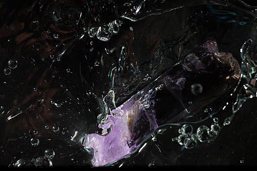 坠入水中的紫色水晶石
