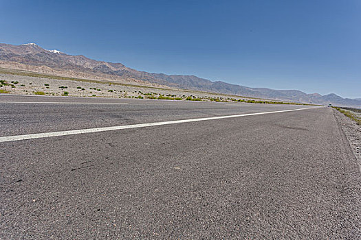 中国西部荒野道路