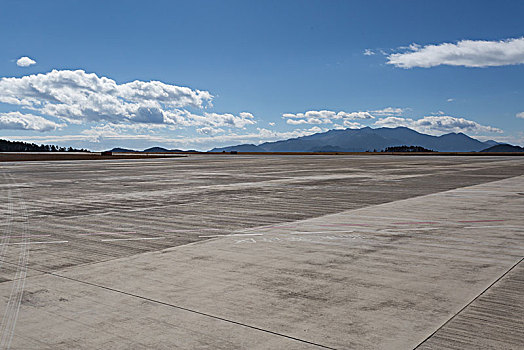飛機(jī)場(chǎng)