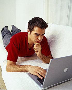 男人,躺着,沙发,使用笔记本,电脑