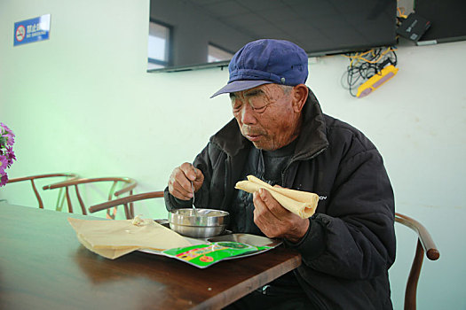 长者食堂解决老人吃饭难题,这个村60多名农村老人吃上免费餐