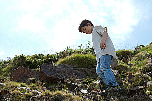 男孩,站立,岩石,山坡,仰视