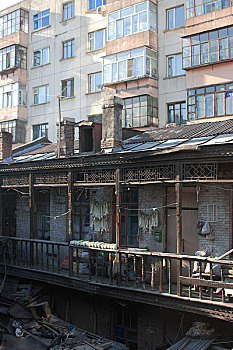 黑龙江哈尔滨道外老建筑街道上晒太阳的老人哈尔滨道外传统商市历史