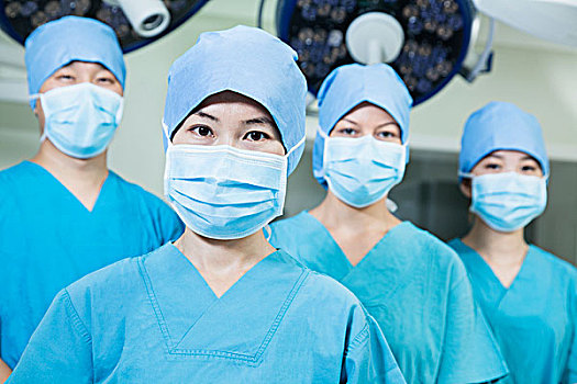团队,外科,戴着,手术口罩,手术室,看镜头