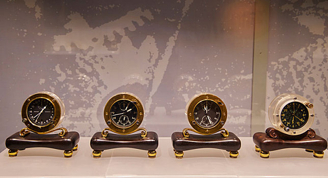 辽宁省大连博物馆馆藏文物,瑞士20世纪木座圆盘透明台钟