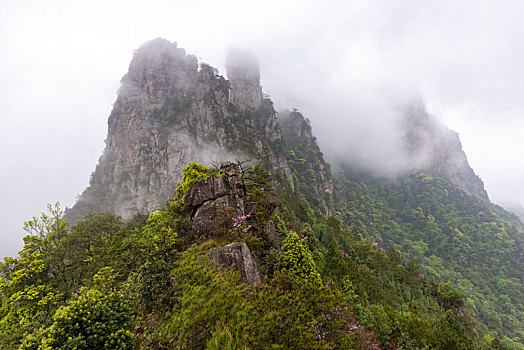 广西金秀圣堂山南山丹霞险峰雾海景观