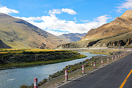 河流边的公路