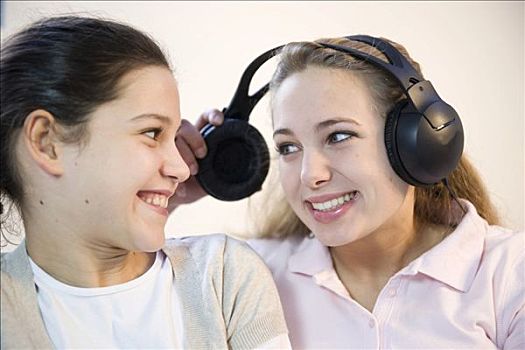 两个女孩,听歌,一起,头戴式耳机