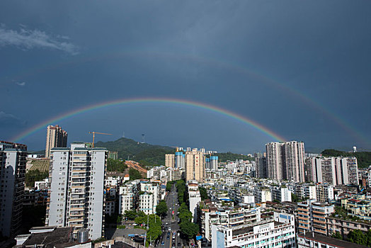 广西梧州,雨后彩虹景美如画