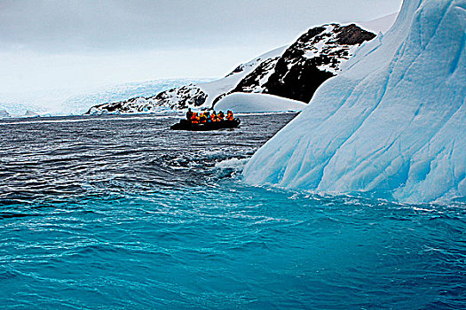 皮划艇和蓝色冰山