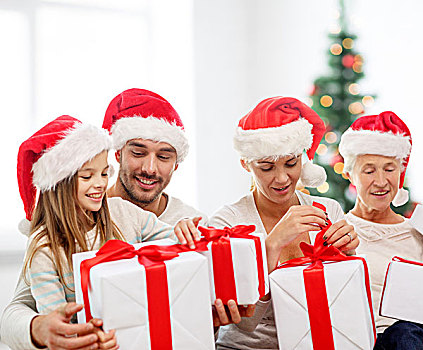 家庭,高兴,休假,人,概念,幸福之家,圣诞老人,帽子,礼盒,坐,沙发,上方,客厅,圣诞树,背景
