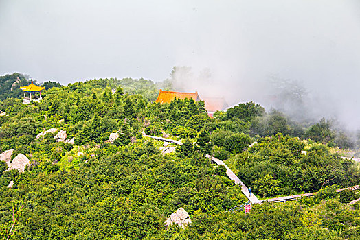 山峰云雾间的亭子