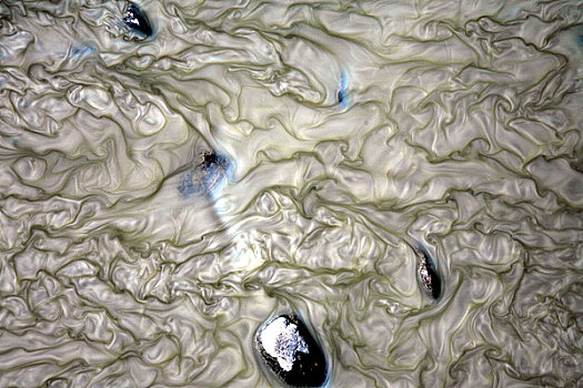 可可西里马兰冰川融化后流下的冰水夹杂着泥沙形成流动的水纹