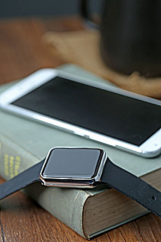 智能手表和手机放在桌面上