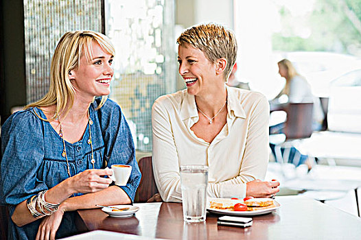 两个女人,坐,餐馆,微笑