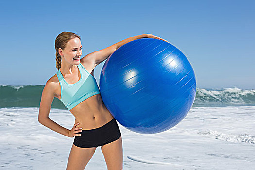 健身,女人,站立,海滩,拿着,健身球
