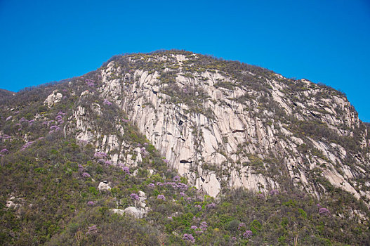 蓝天下陡峭的山峰和悬崖峭壁