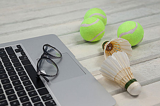 俯拍,眼镜,笔记本电脑,羽毛球,网球,白色背景,木桌子