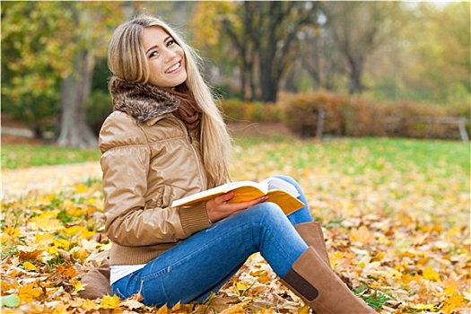 微笑,女人,读,公园,秋天